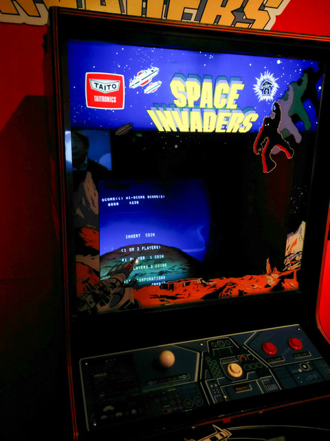 ゲーム『スペースインベーダー』アップライト筐体の画像