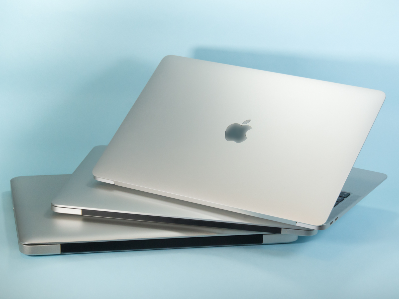 M1搭載2020 MacBook Airがガタつく問題。外装のゆがみ？ゴム足のズレ？ – クラベル